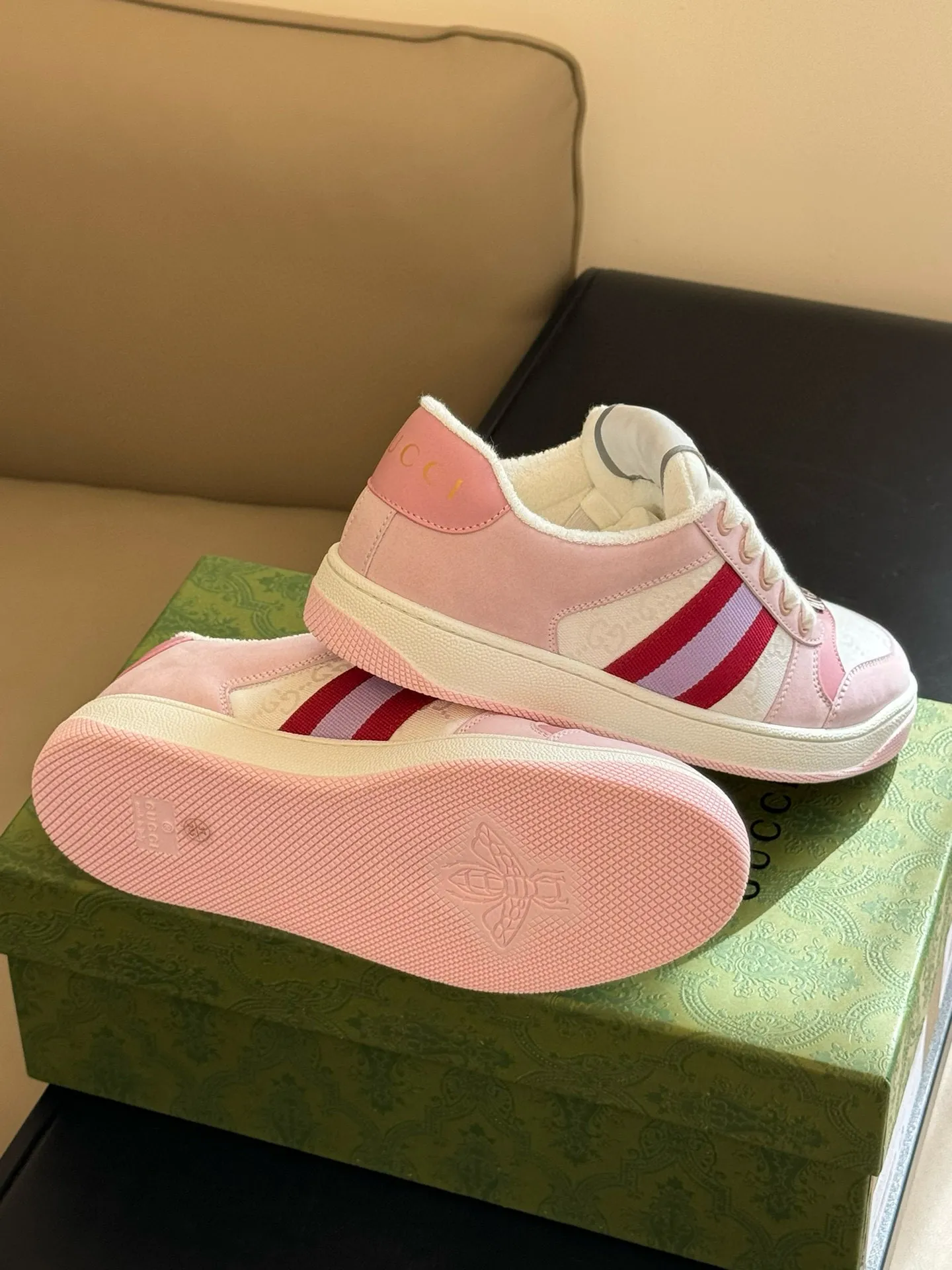 Ex-factory price: 540💰 GUCCI Gucci's newly upgraded back cover lining, top-notch old dirty shoes, classic casual sports shoes for couples, retro sneakers and old G family dirty shoes, updated at the counter simultaneously! ①The shoe upper has the same water-based edge coating process as the original version⚠️The ordinary oil edges on the market have a strong glue feel and are easy to fall off! Grade A first-layer nubuck leather (with pores)/matching computer embroidered double G cloth, high-density terry velvet lining. ② A PVC transparent small round mark sealing line is added to the details of the midsole. The mold is opened six times and the jewelry craftsmanship is used to customize the two-color double G buckle, striving to be the same as the original version. A pair of buttons is more than three times more expensive than ordinary buckles on the market. ③An old two-color washable label, the chip is placed on the outer waist of the right foot, the entire shoe is completely hollowed out with rubber technology, TUP material (rubber to distinguish the market) with the latest green packaging from the counter, 3D printed handbag, and a pair of shoelaces. There is no pressure when entering and exiting the counter. You can buy a 1:1 accurate replica of the original version and modify and upgrade it repeatedly. The details are perfectly restored, the materials are all customized, and they are truly top-notch. Please look at the details clearly to identify the quality. Upper: First-layer frosted cowhide/embroidered double G cloth. Lining: original high-density velvet lining. Foot pads: original pearlescent sheepskin. Outsole: private molded vacuum TPU material. Packaging: original top-grade full set packaging at the counter. Shoe size: women's size 35-40, men's size 39-44 (men's size 38, 45🉑️customized, non-returnable)